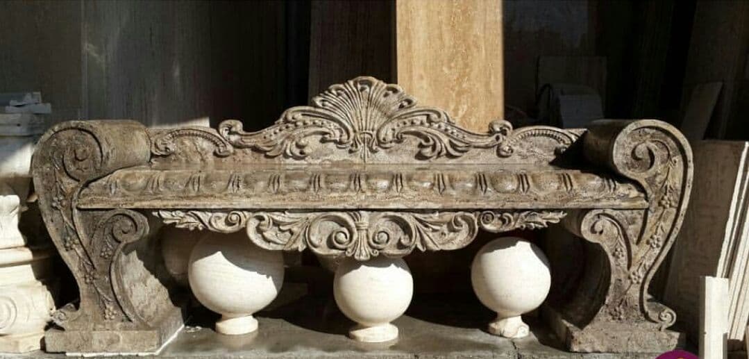 نیمکت سنگی در حیاط